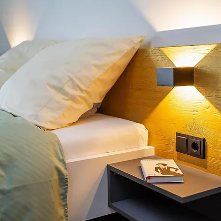 Sieben & Ein Tisch 3*