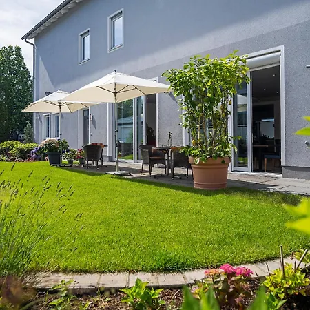 Sieben & Ein Tisch Bed and breakfast 3*