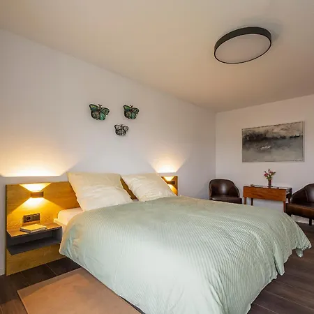 Sieben & Ein Tisch Bed & Breakfast *