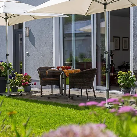 Sieben & Ein Tisch Bed & Breakfast *